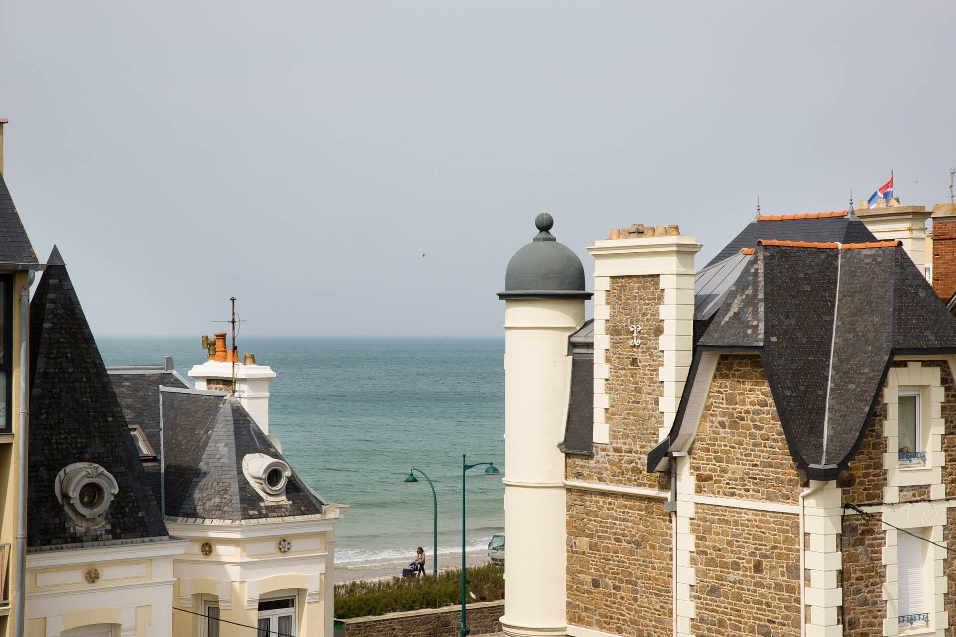 Bâtiment en pierre avec vue sur l'océan près d'Escale Oceania Saint-Malo
