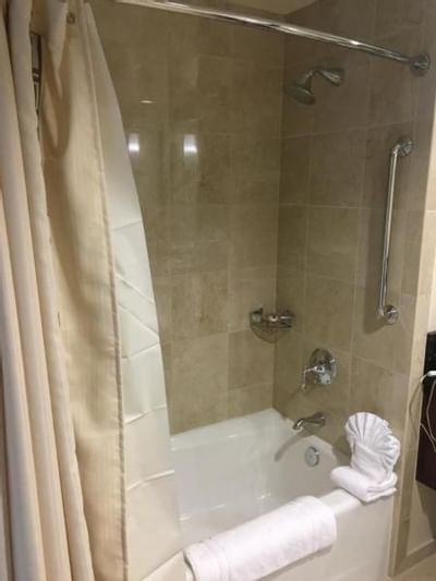 Bathtub in the bathroom of Standard room at Santa Barbara Inn