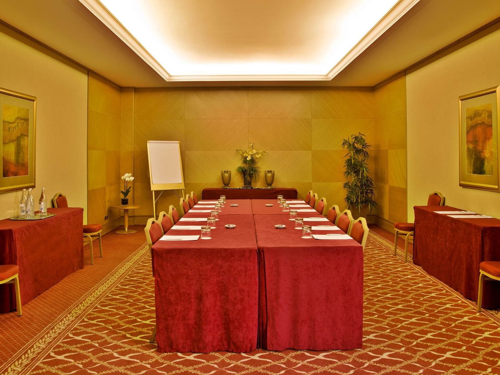 Meeting Room with a centralized table at Hotel Cascais Miragem