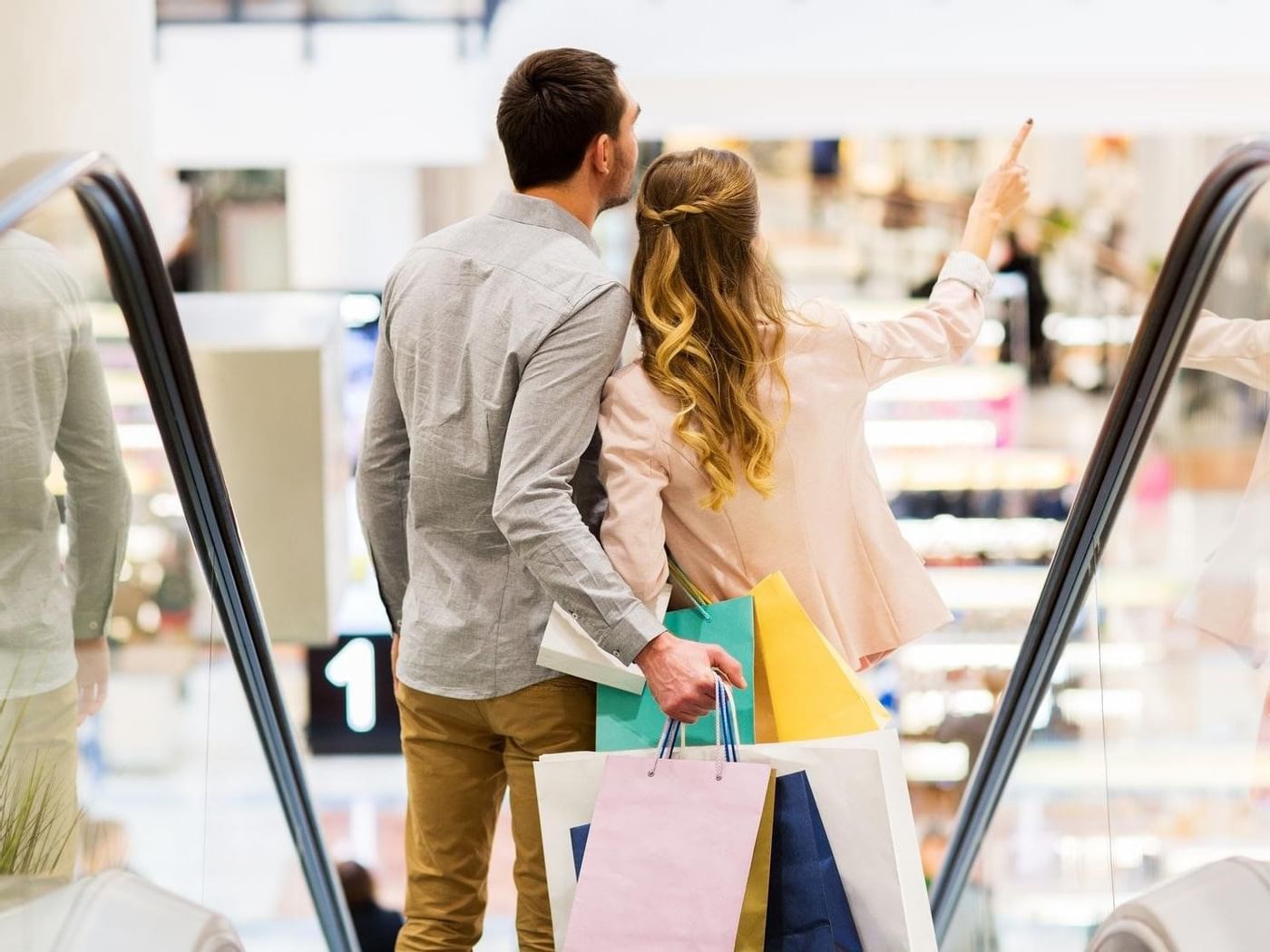 Una pareja de compras en el centro comercial cerca de Grand Fiesta Americana