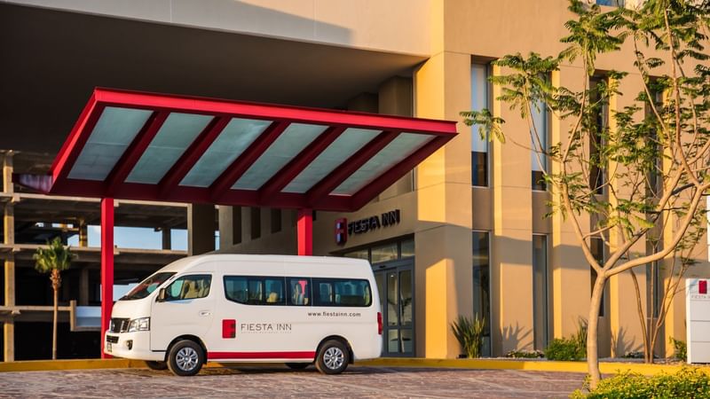 Hotel transport parked a entrance of FI Silao Puerto Interior