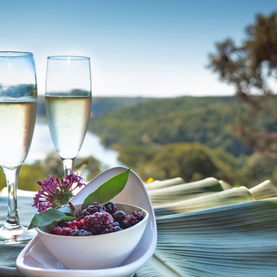 Uma fruteira servida com 2 taças de vinho no Panoramic Grand