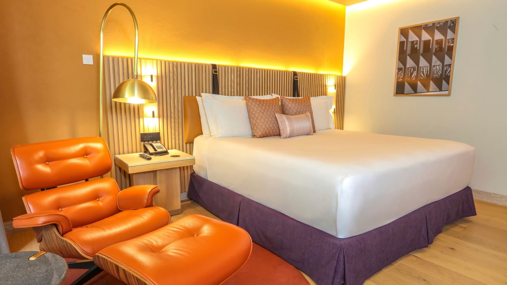 Habitación Camino Real Club Superior King con cama grande, sillón y decoración moderna en Camino Real Polanco México, Ciudad de México.