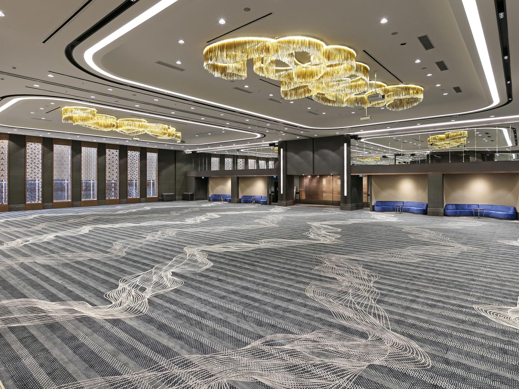 Titanic Business Kartal’daki Karina Balo Salonu’nda, tavandan sarkan zarif avizelerle donatılmış geniş etkinlik salonu.