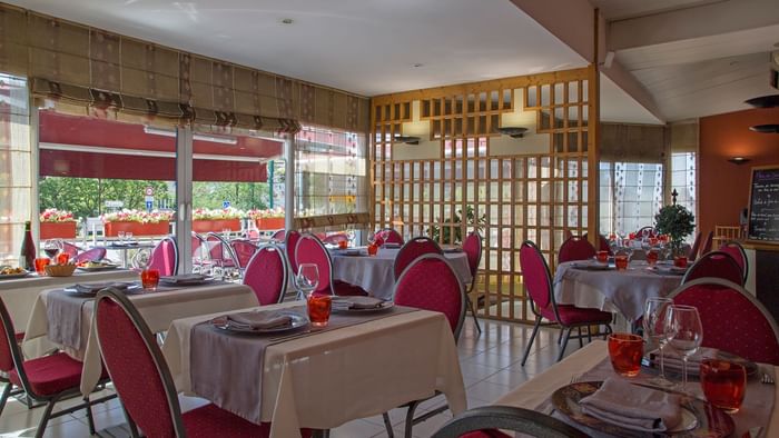 Interior view of the dining area at Hotel Le Boeuf Rouge