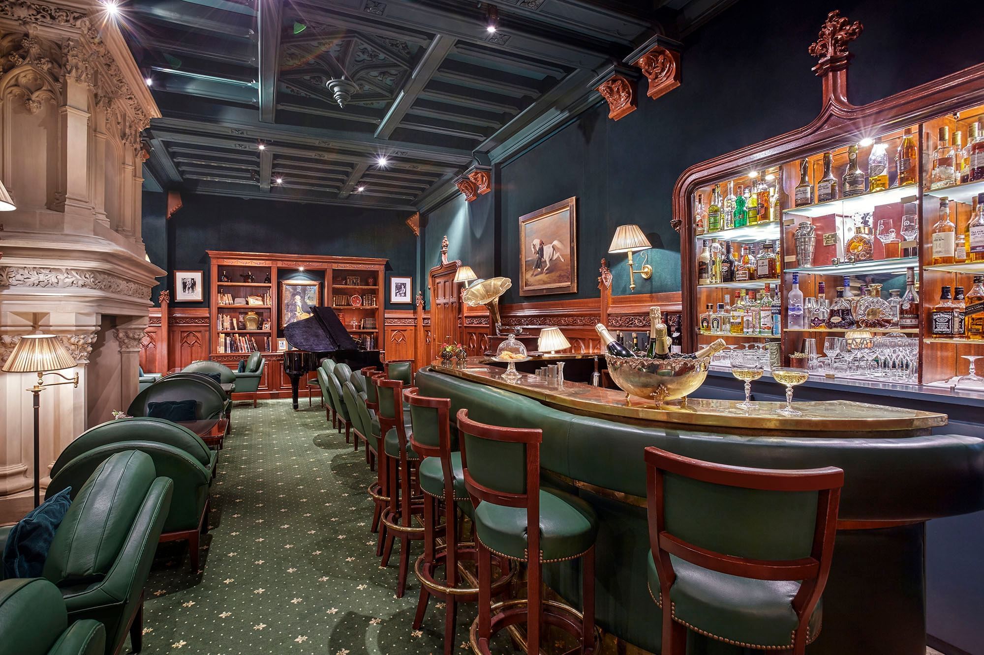 Dukes Bar with Chemney at Hotel Westminster Warwick Paris