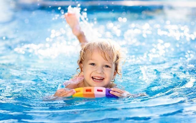 child swimming at swan pool and lesuire centre in buckingham