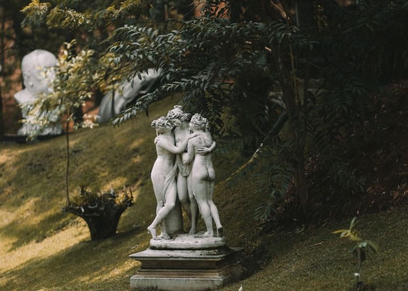 statue
