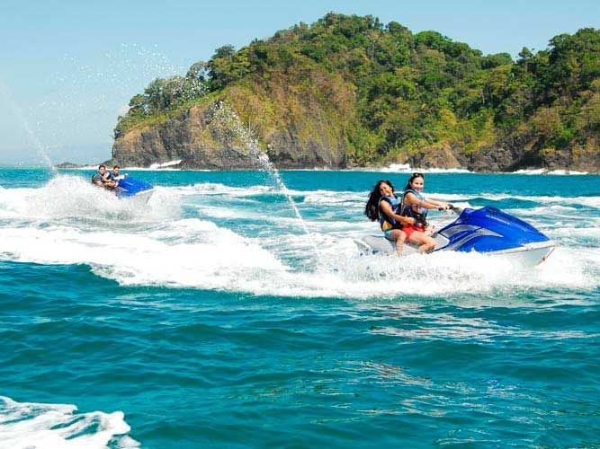 Dos personas manejando motos de agua en el océano en un día soleado cerca de Los Altos Resort