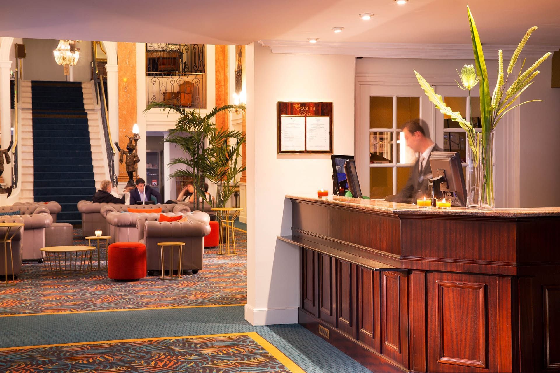 Réception dans le hall de l'hôtel à l'Oceania L'Univers Tours