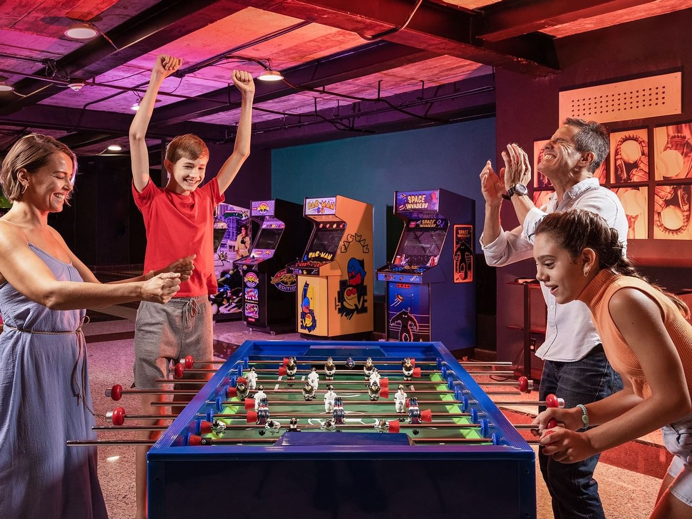 Familia jugando al futbolín en la Sala de Deportes, Grand Fiesta Americana