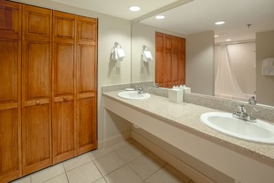 Music Road Resort Inn - Spacious Guest Bathroom with Double Vanity