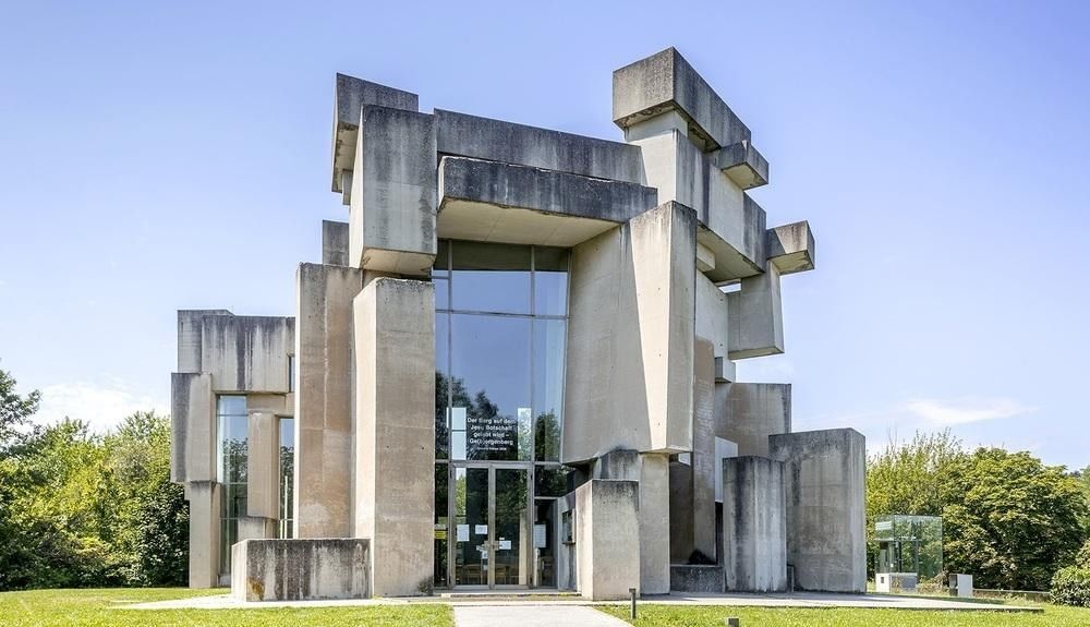 Wotrubakirche in Wien mit markanten Betonblöcken und moderner skulpturaler Architektur im Grünen.