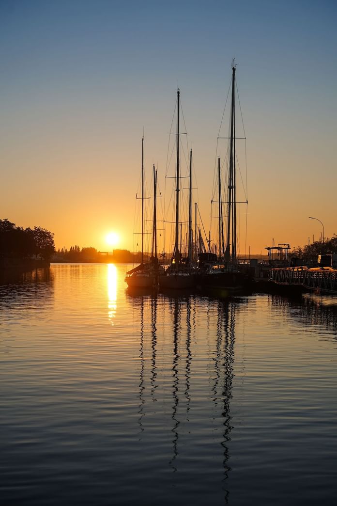 Vue aérienne du Vieux-Port de Marseille à l'aube près des Hôtels Oceania