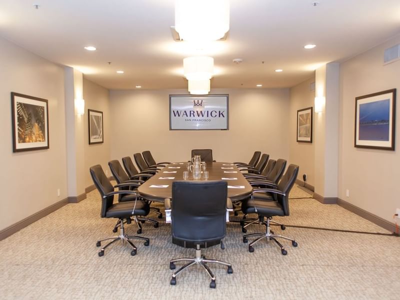 Table arrangement in a meeting room at Warwick San Francisco