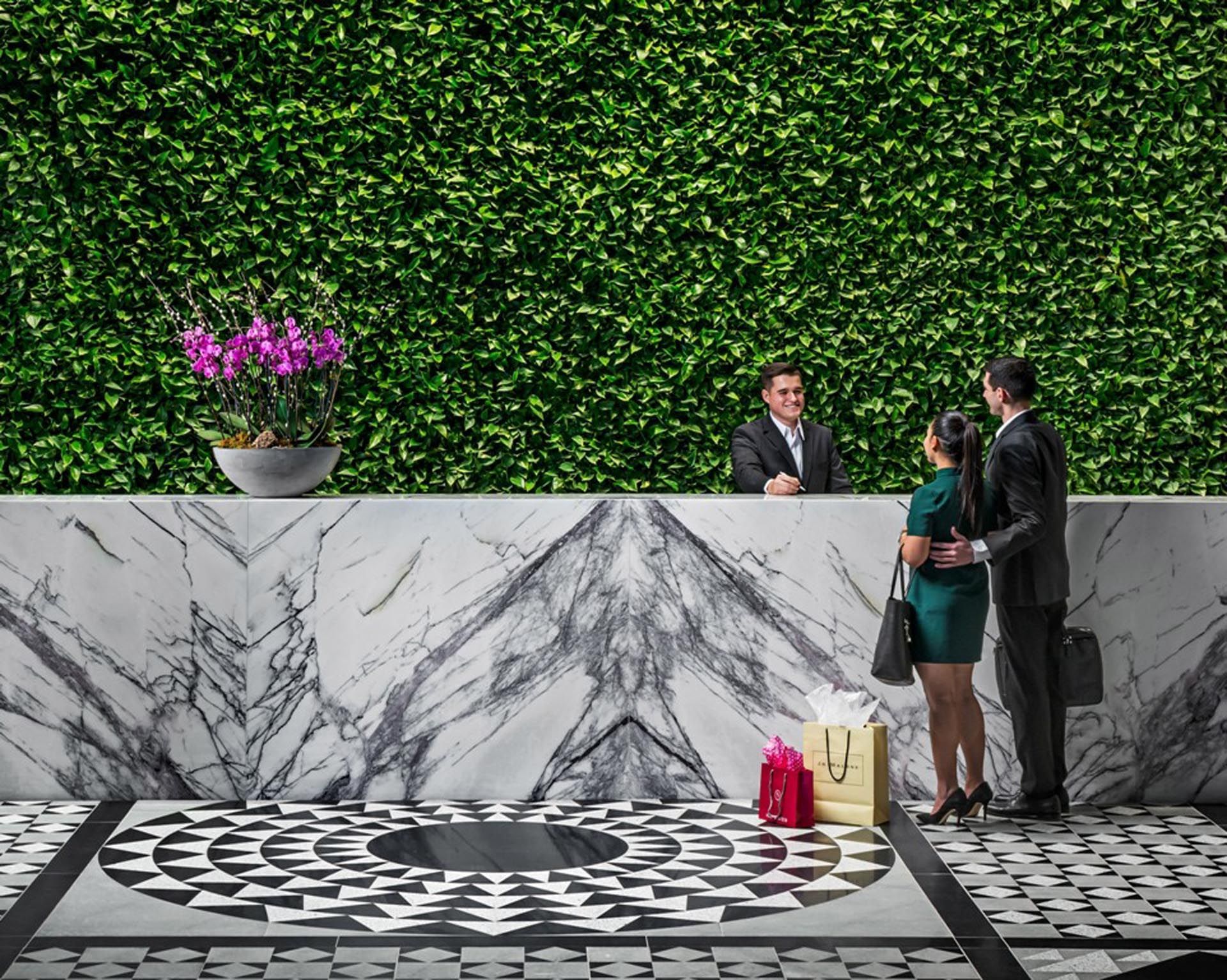 Couple s'enregistrant à la réception de l'hôtel X de Toronto