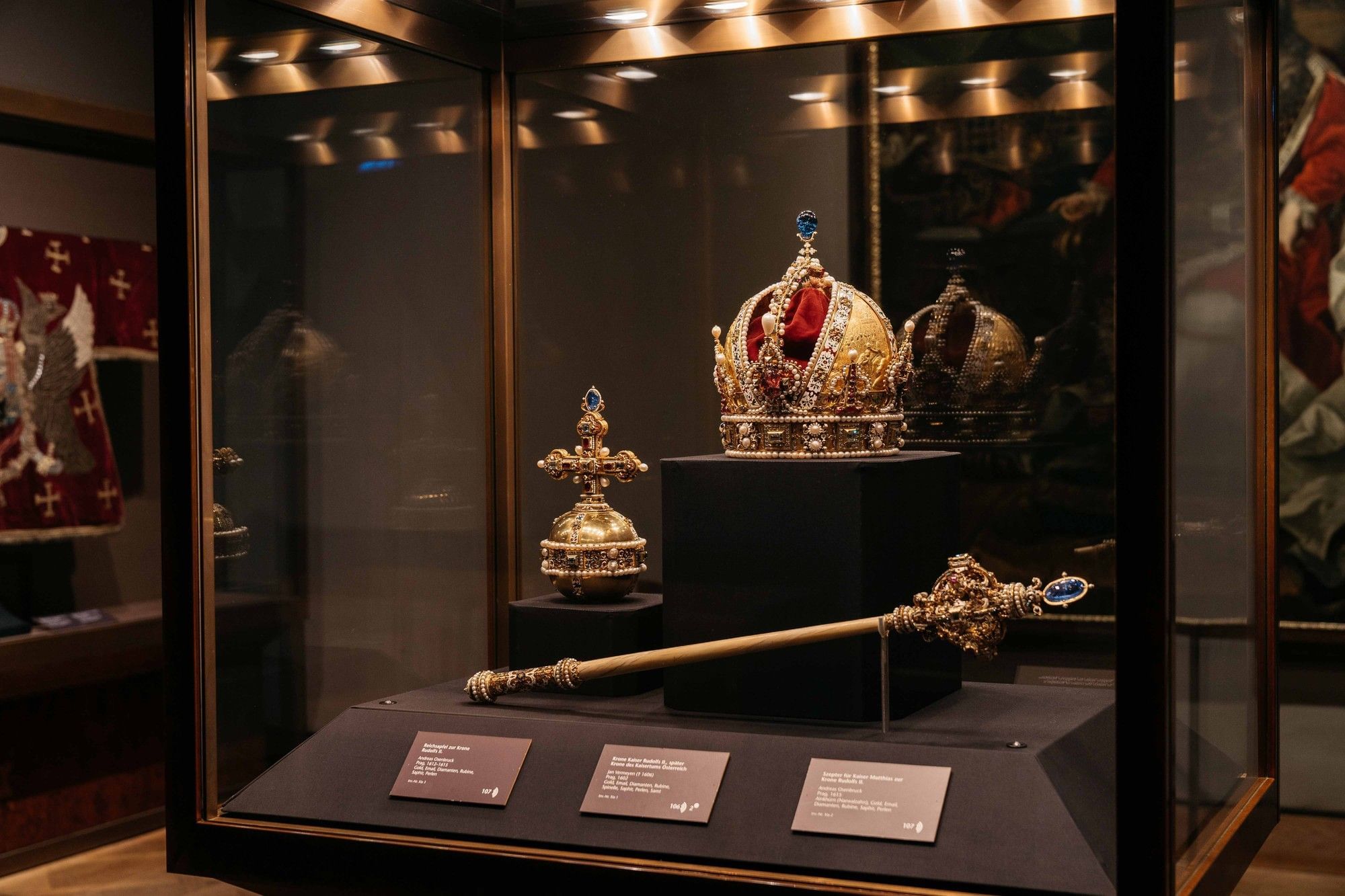 Kaiserliche Insignien in der Wiener Schatzkammer mit prunkvoller Krone, Zepter und Reichsapfel