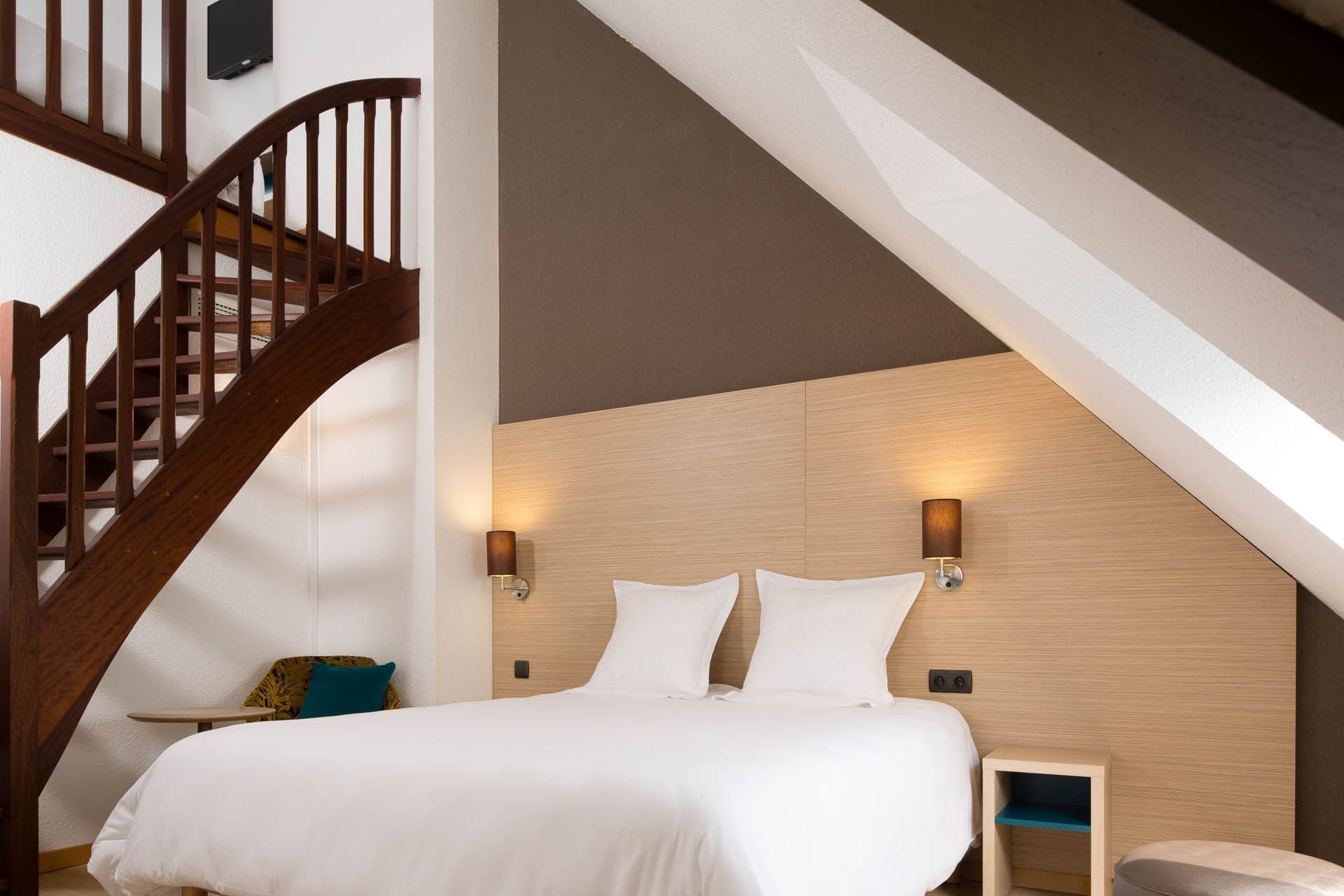 Chambre duplex avec escalier à l'Escale Oceania Saint-Malo