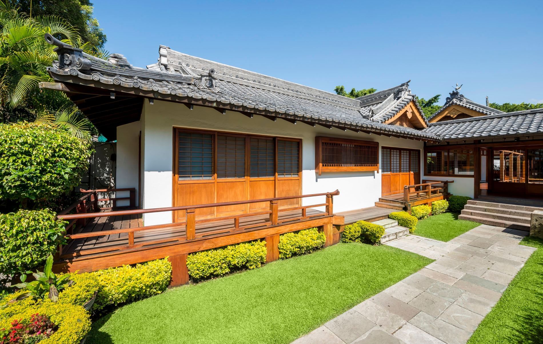 vista exterior de edificio de estilo japonés en cuernavaca