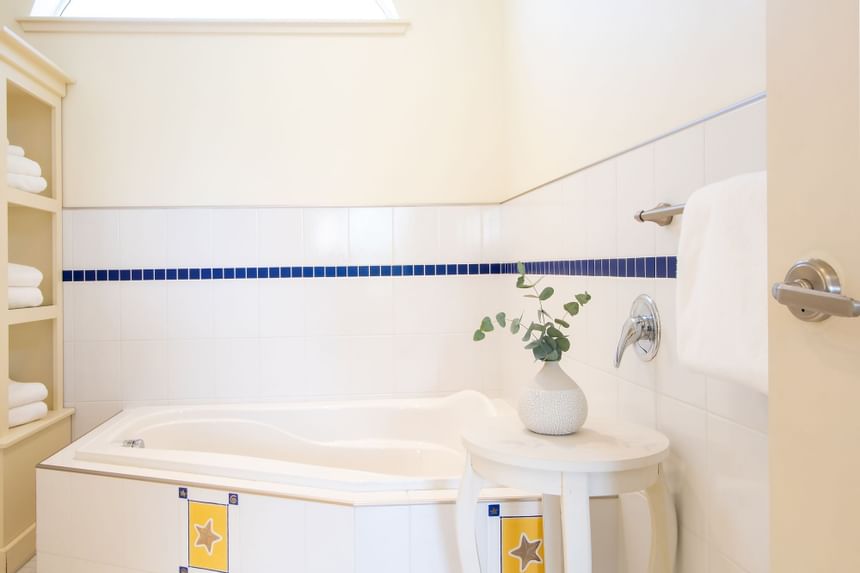 Bathtub & towel rack in Premiere Loft Nantucket at Retro Suites Hotel