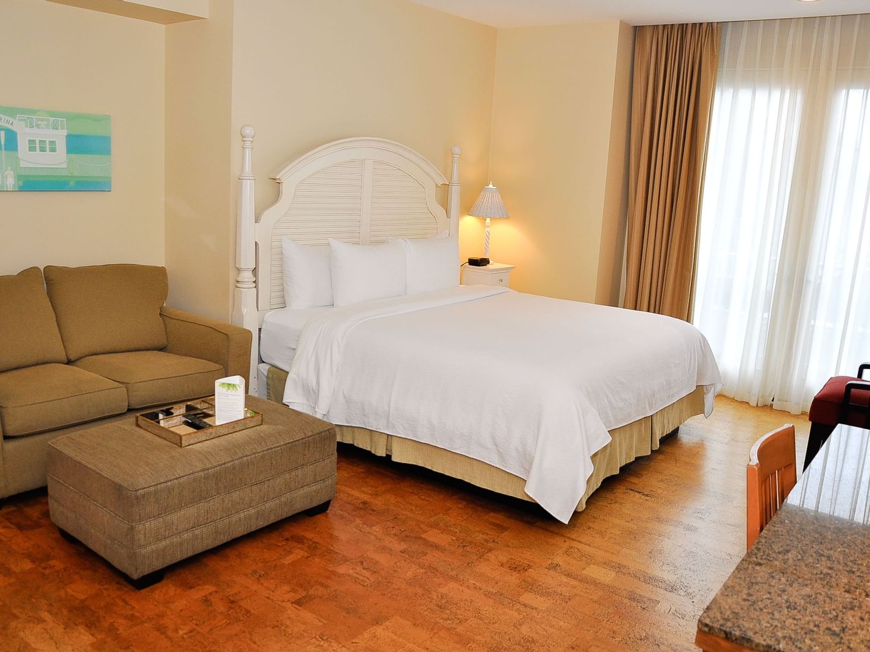 Bed & lounger in Arms Deluxe King Room at Hotel Eldorado