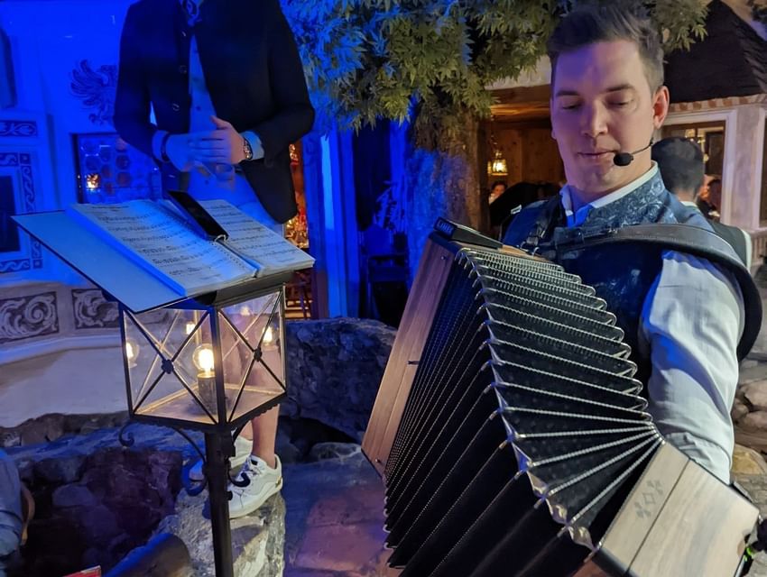 Unterhaltung und Musik im Via Mala - Wellnesshotel ...liebes Rot-Flüh im Tannheimer Tal in Tirol, Österreich in Grän