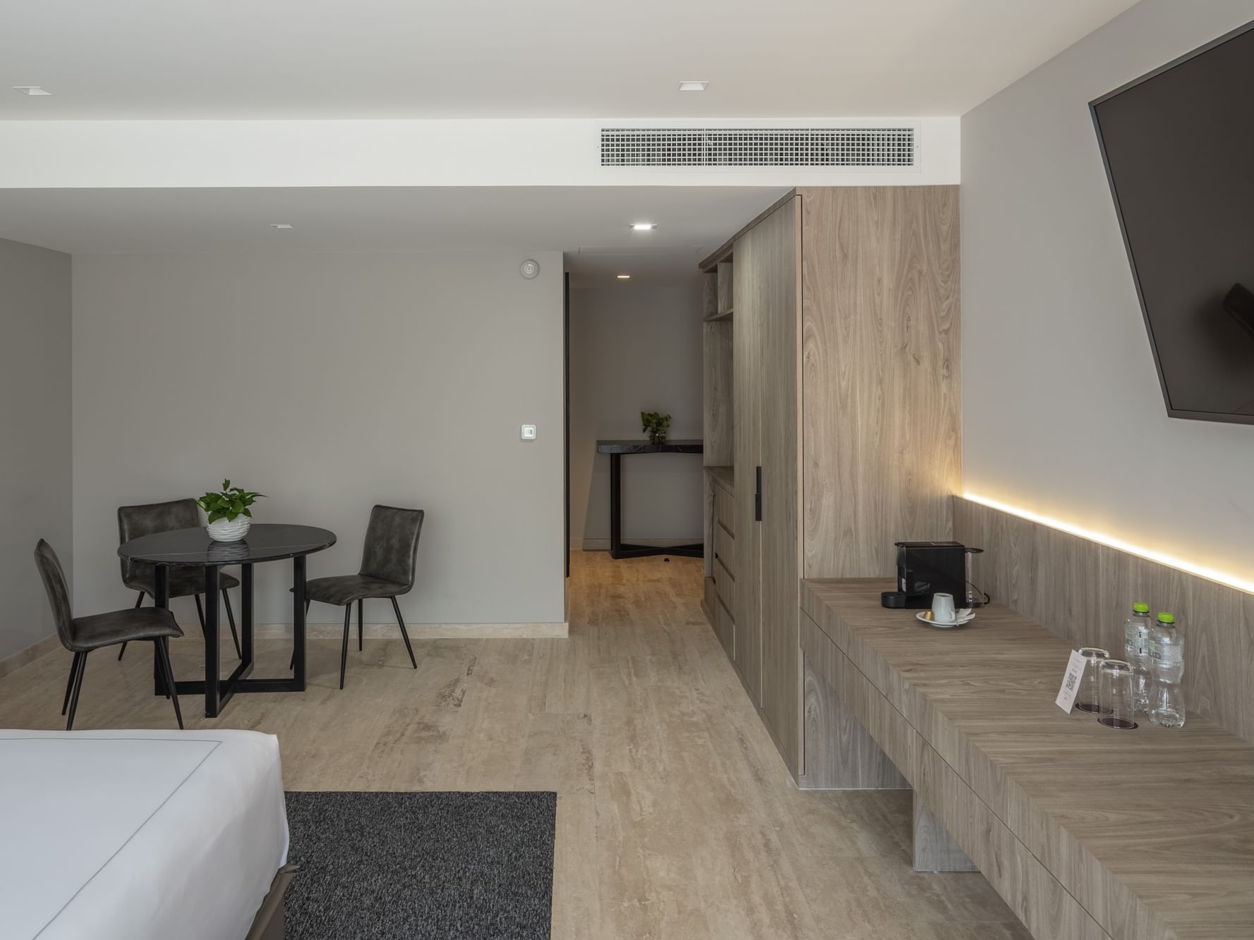 Junior Suite con cama grande, mesa y televisor en Elements by Marquis Ciudad de México