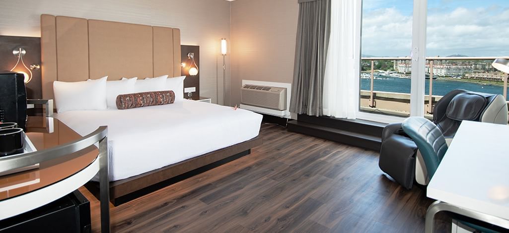 Premium King Ocean View Guest Room in Victoria