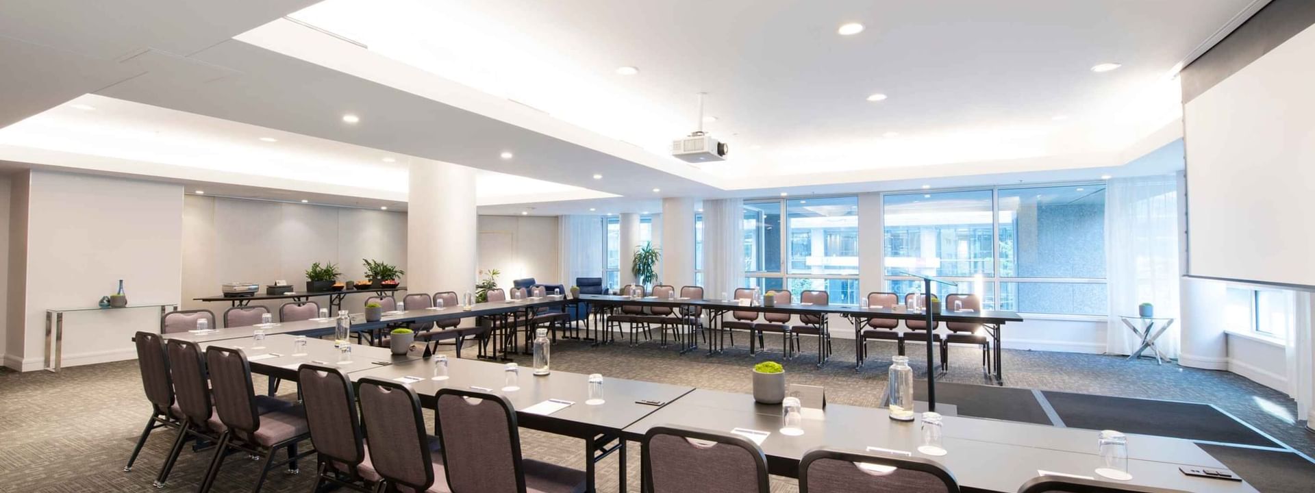 Table en U avec écran de projection dans le Salon Crescent du Warwick Hotels and Resorts