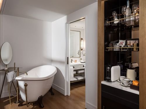 Minibar y baño en la Habitación Premium en el Gran Hotel Inglés de Madrid