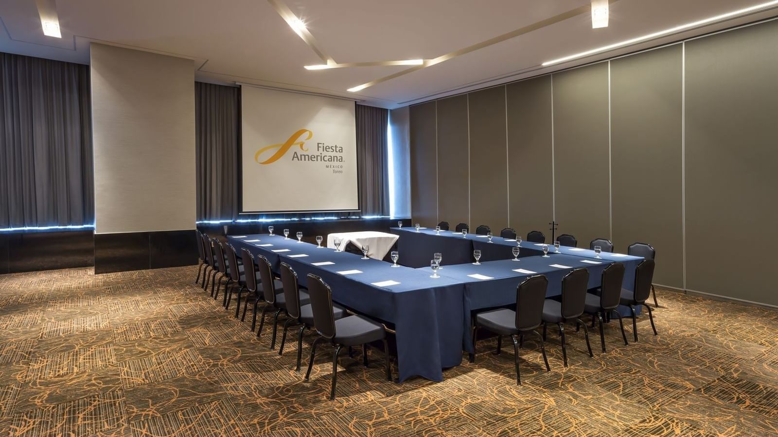U shaped table set-up in an event room at FA México Toreo