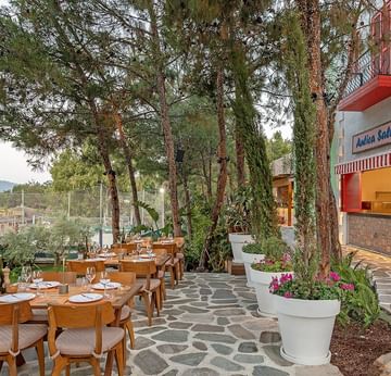 Titanic Luxury Collection Bodrum’daki Pascarella Restoran’da zarif bir açık hava yemek deneyimi.