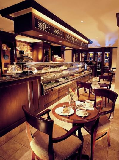Dining area at the Peabody Deli & Desserts in Peabody Hotels