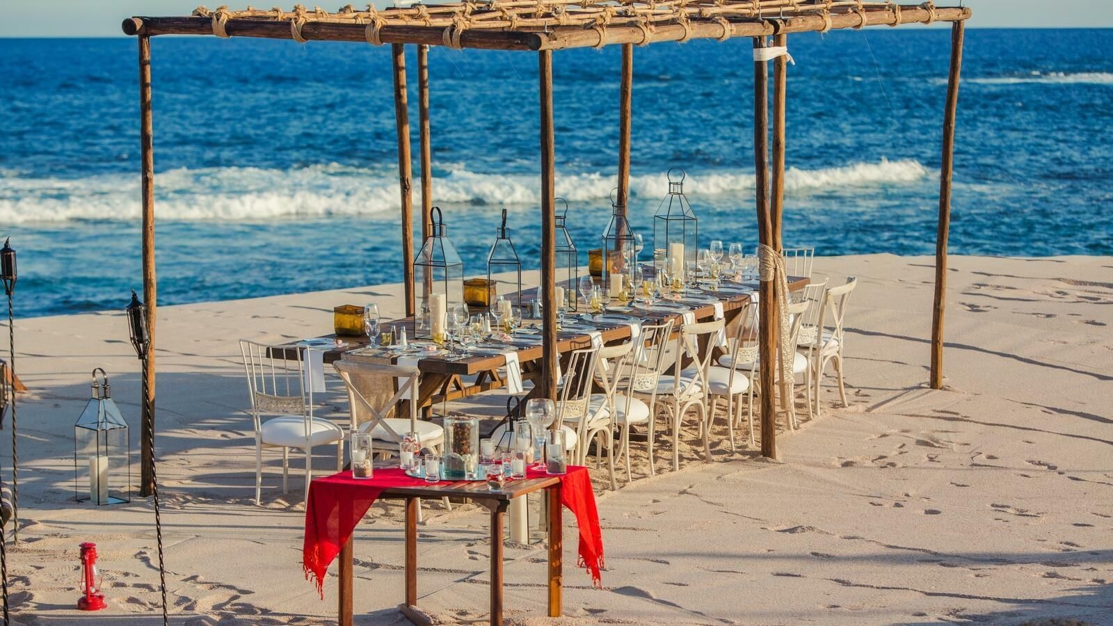 Tables in a beach wedding at Grand Fiesta Americana Los Cabos