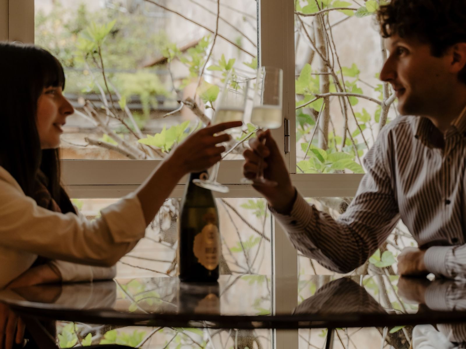 Couple toasting wine in a room with an outside view at Margutta 54
