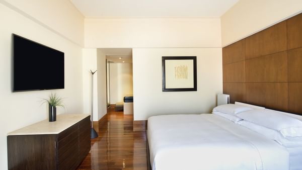 Cama King y TV en Suite Presidencial en Grand Fiesta Americana