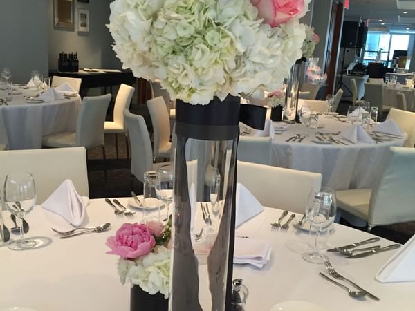 Flower décor on a wedding table at Warwick Le Crystal