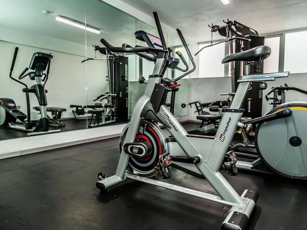 Cardio equipment, machines & mirrors in the gym at Gamma Puebla Señorial Centro