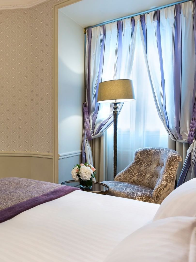 Bed with a couch by the open door to the bathroom in the Executive Room at Hotel Westminster Paris