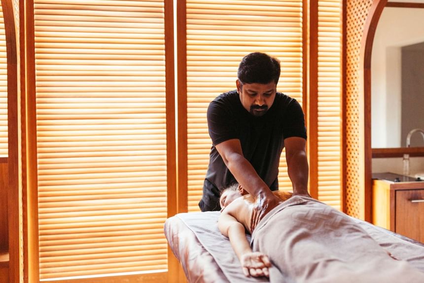 Pristabhyanga - Rückenmassage im Ayurvedahotel ...liebes Rot-Flüh im Tannheimer Tal in Tirol, Österreich