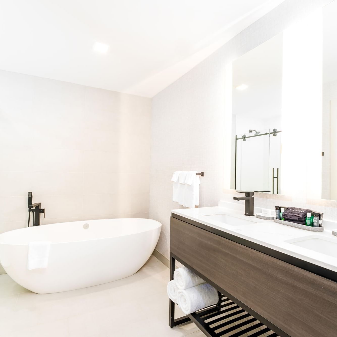 The Artisan Hotel Salem King Suite Bathroom