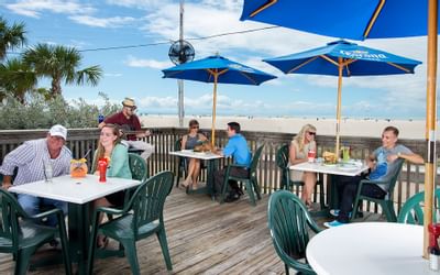 people eatting and drinking at an outdoor restaurant