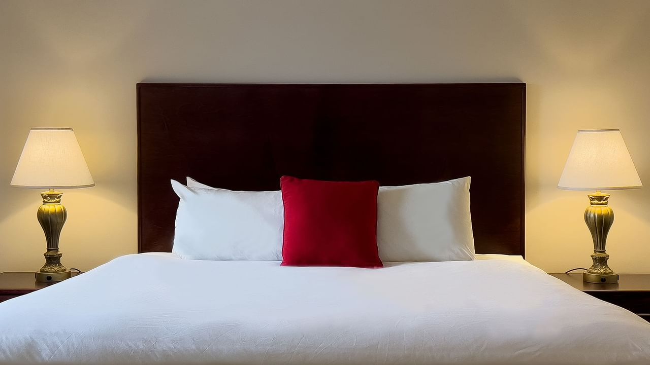 Guest room with queen bed