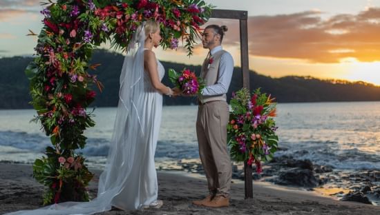 pareja en su boda en la playa en costa rica