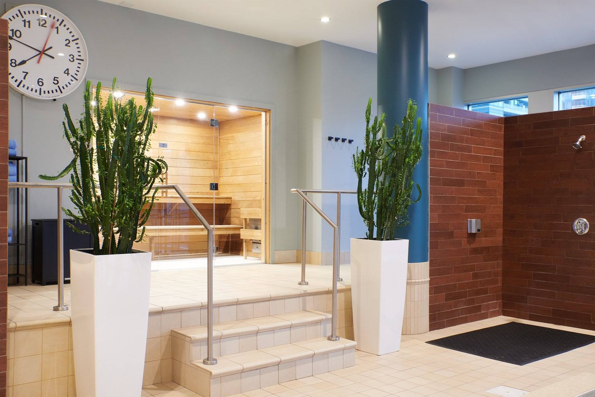 Entrée de spa élégante avec plantes en pots et escaliers chez Warwick Le Crystal Montreal