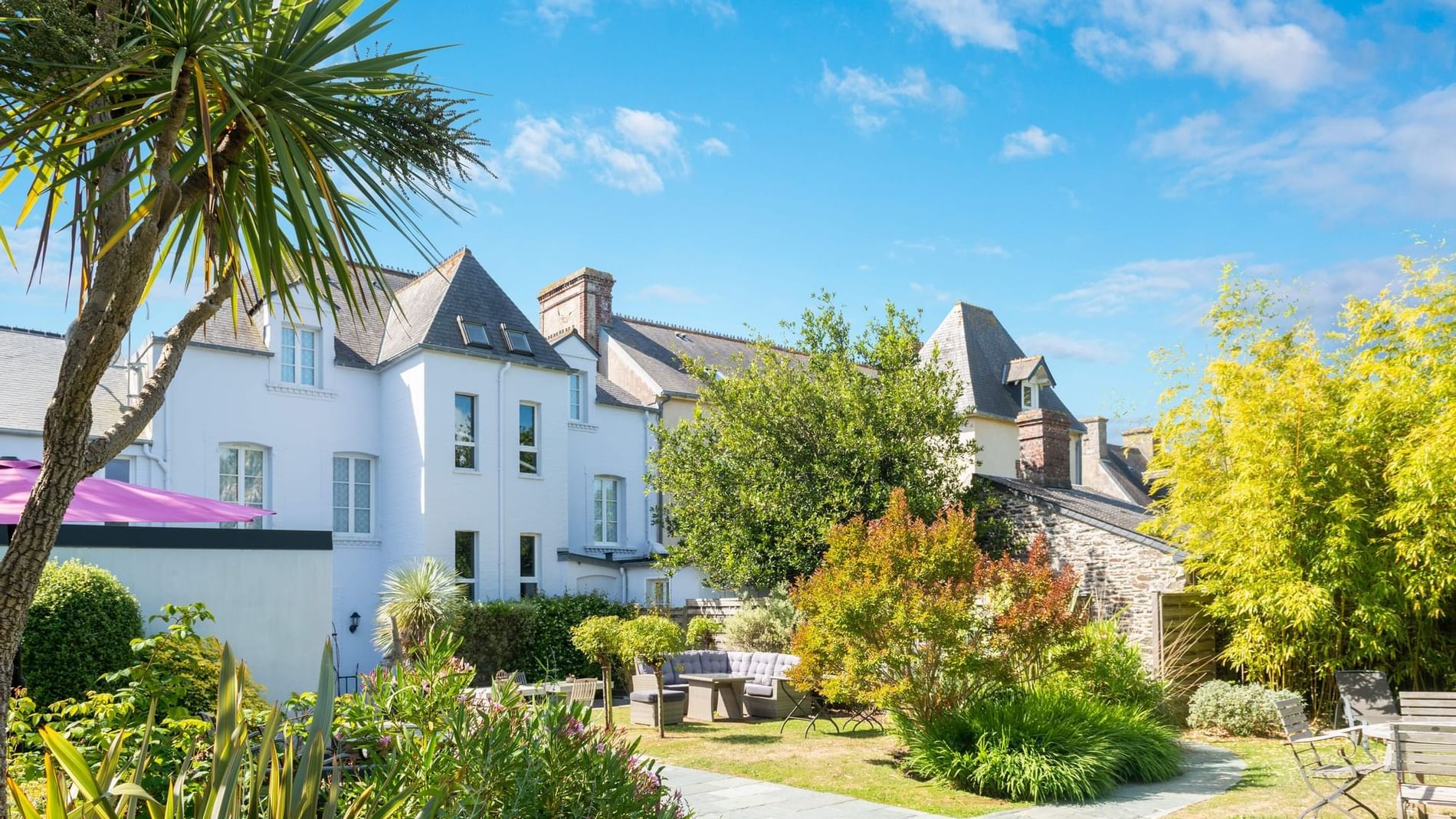 Exterior of Hotel Restaurant Les Ormes of Originals Hotels