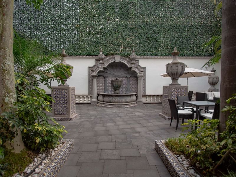 Outdoor area with tables in Orizaba at Curamoria Collection