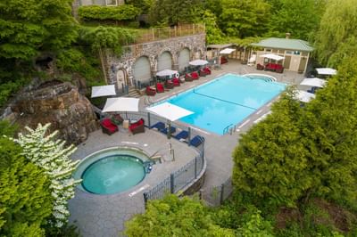 Outdoor swimming pool with jacuzzi at Castle Hotel and Spa