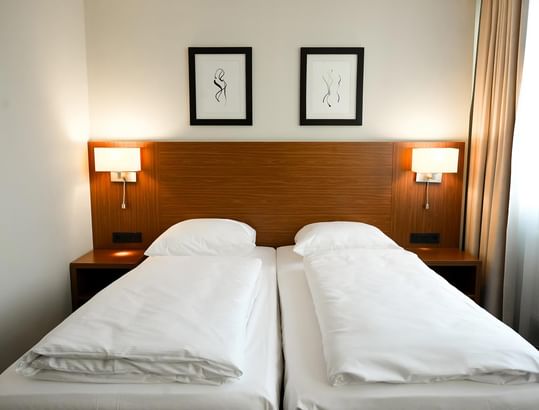 Standard Doppelzimmer mit zwei Betten und moderner Einrichtung im Sylter Hof Berlin.