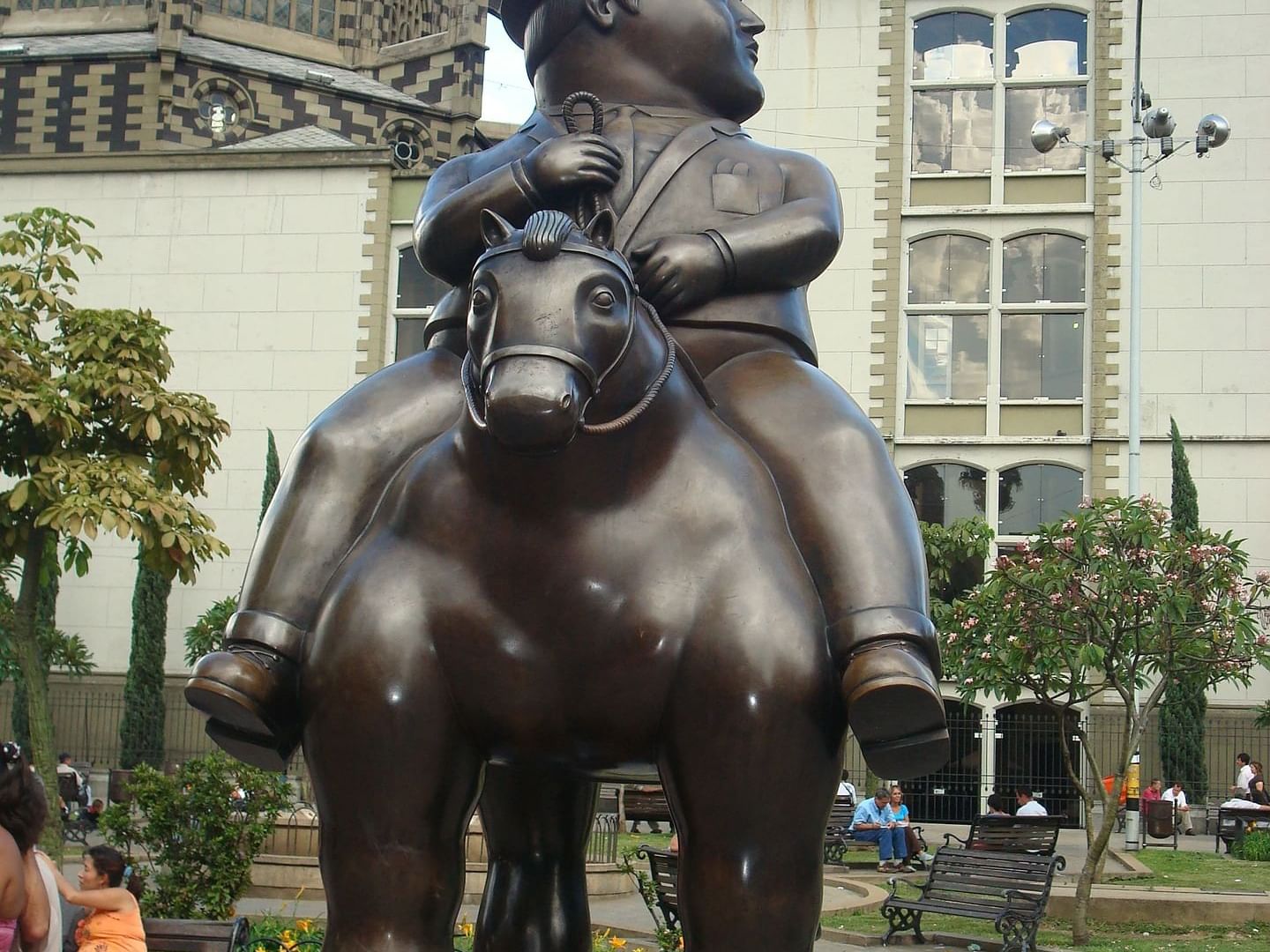 Una estatua de un hombre montando caballo cerca de los hoteles Bluedoors 
